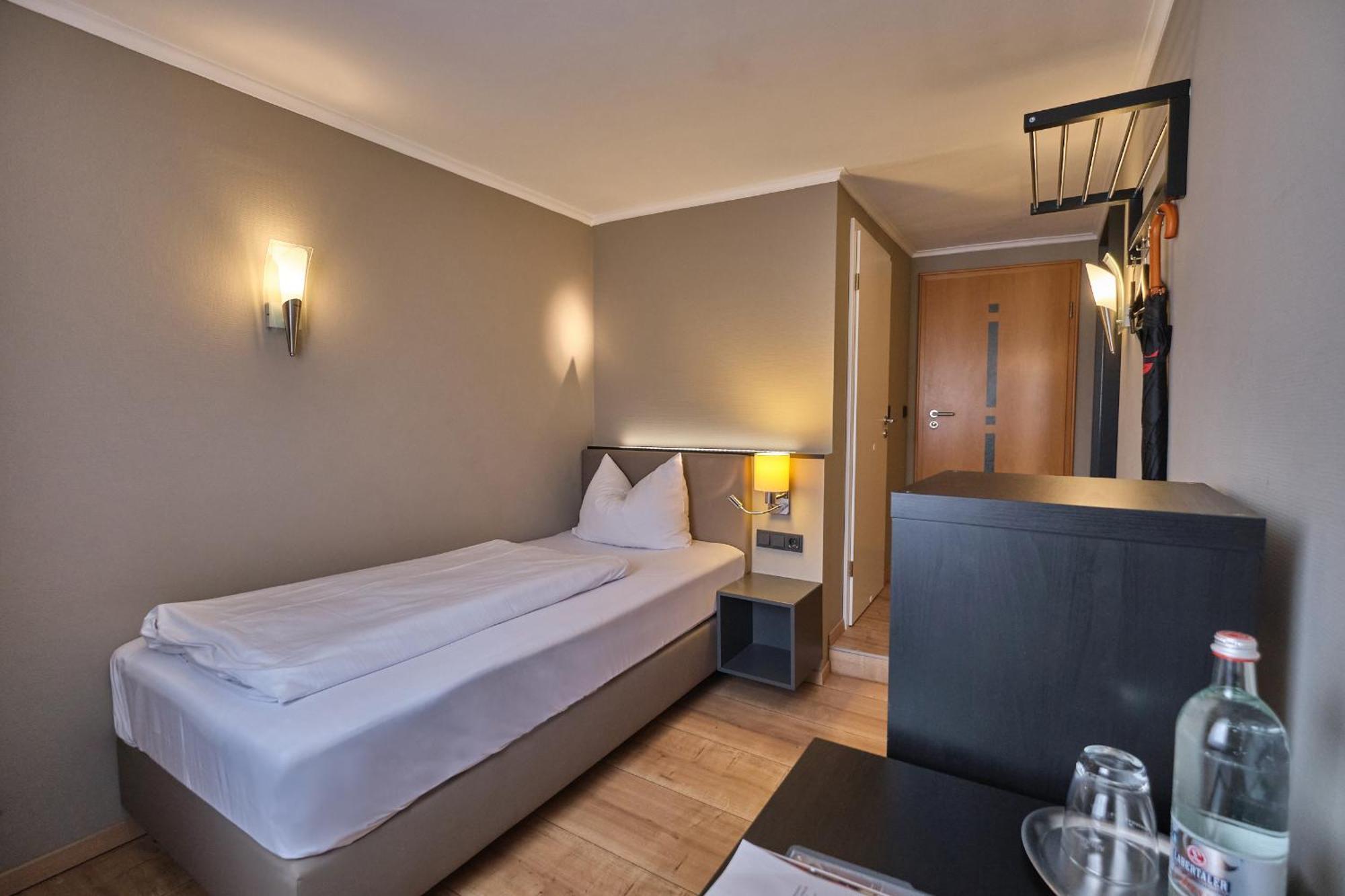 Hotel Roter Hahn Regensburg Exterior photo