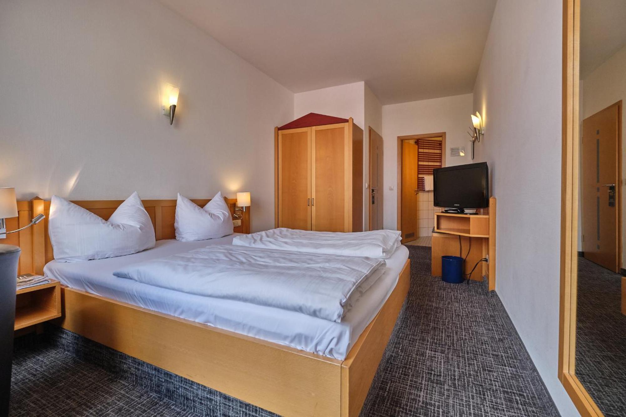 Hotel Roter Hahn Regensburg Exterior photo
