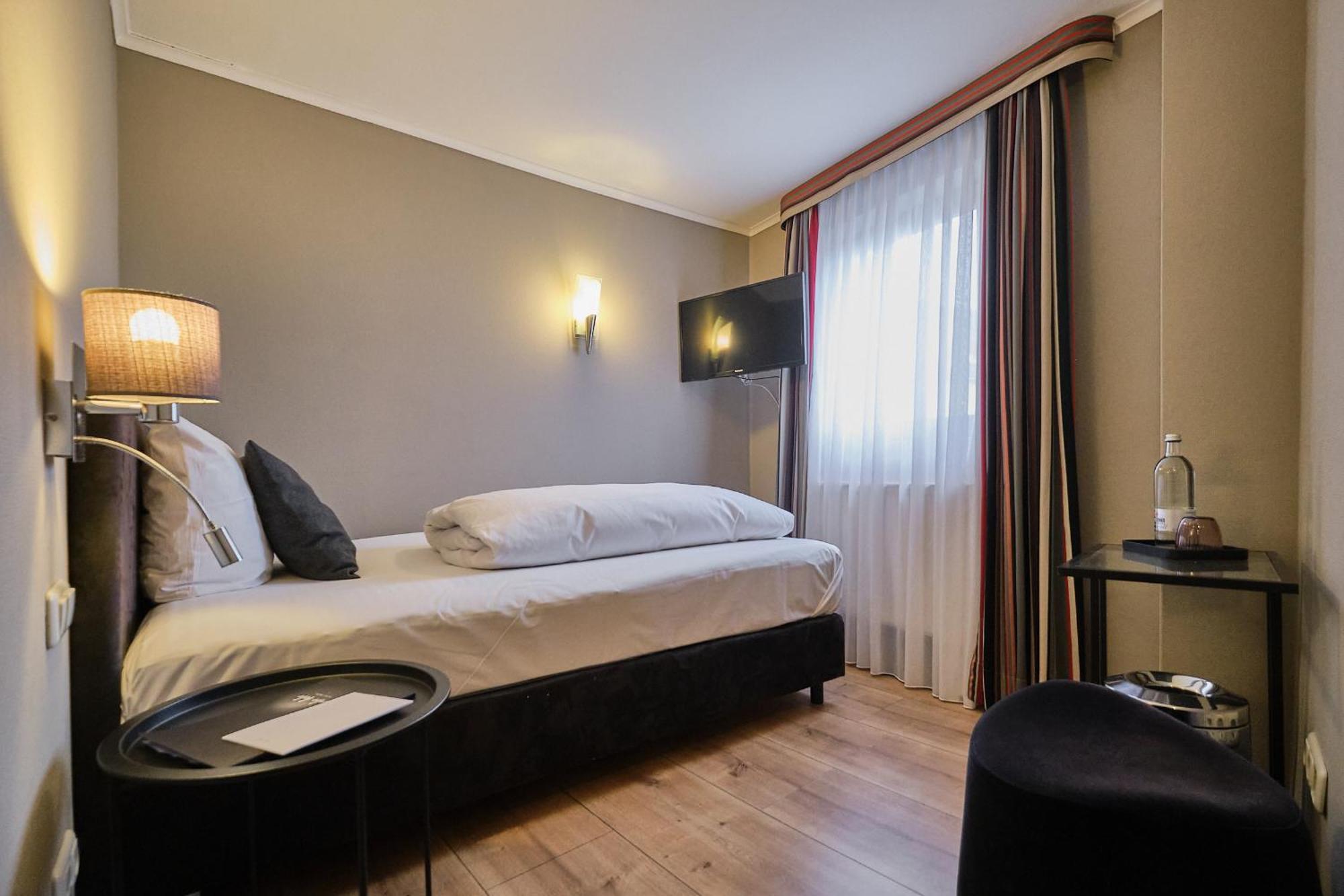 Hotel Roter Hahn Regensburg Exterior photo